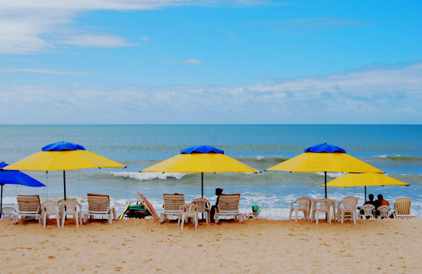 巴西海滩上的沙滩伞和椅子图片下载