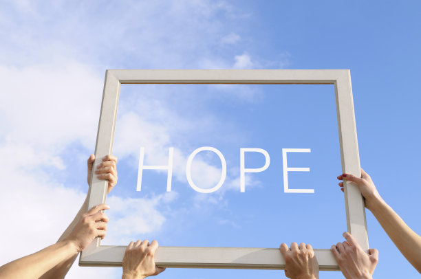 三个女人拿着一个画框，背靠蓝天。图片下载