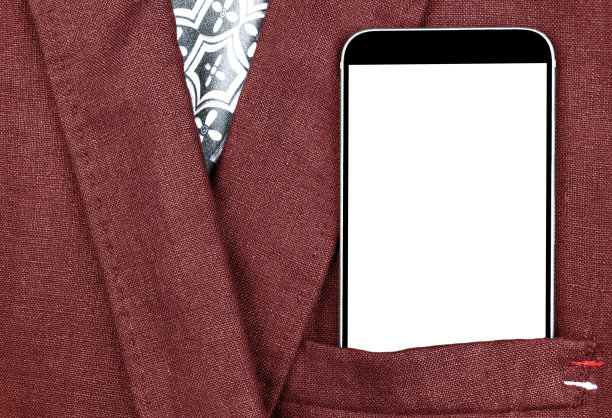 特写自信的商人穿着优雅的西装与手机隔离屏幕与剪切路径。白色屏幕的智能手机，口袋里有空白空间图片下载