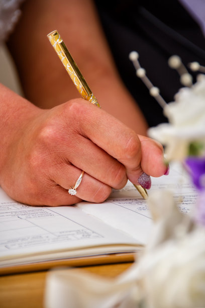 女人签名的特写图片下载