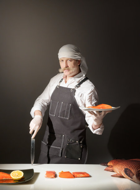 厨师烹制鲑鱼图片下载