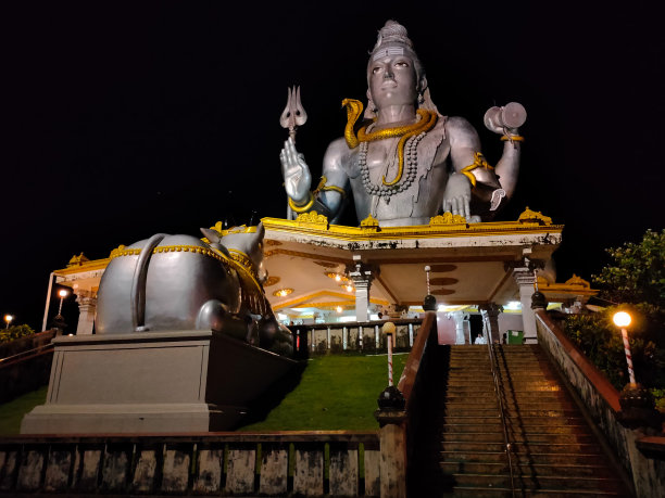巨大的湿婆雕像孤立的黑色背景图片下载