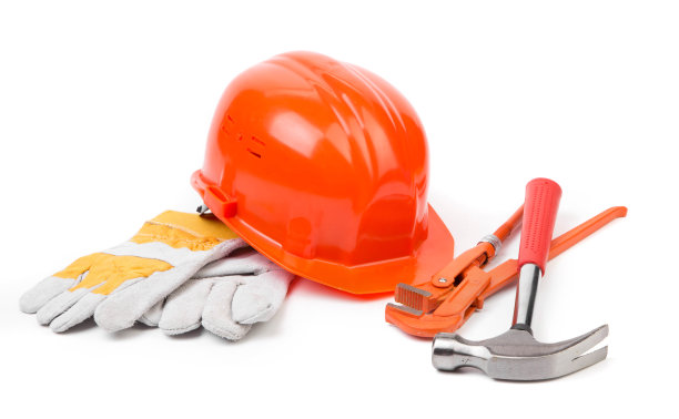 红色头盔和工作工具。图片下载