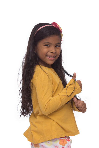 黑色女孩在黄色衬衫玩，照片与白色背景图片下载