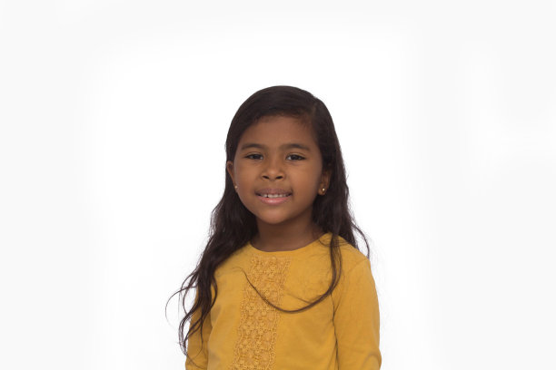 黑色女孩在黄色衬衫玩，照片与白色背景图片下载