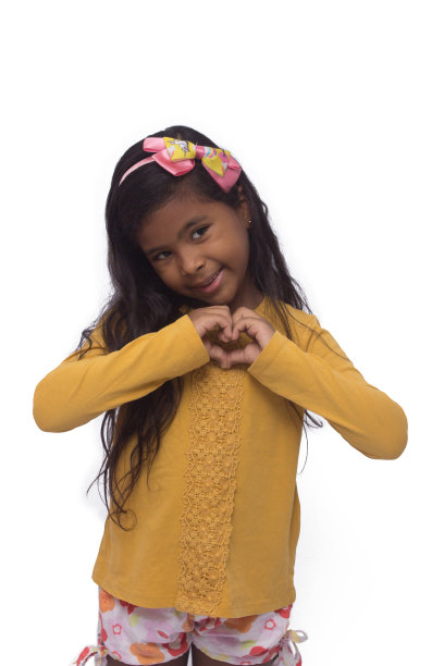 黑色女孩在黄色衬衫玩，照片与白色背景图片下载