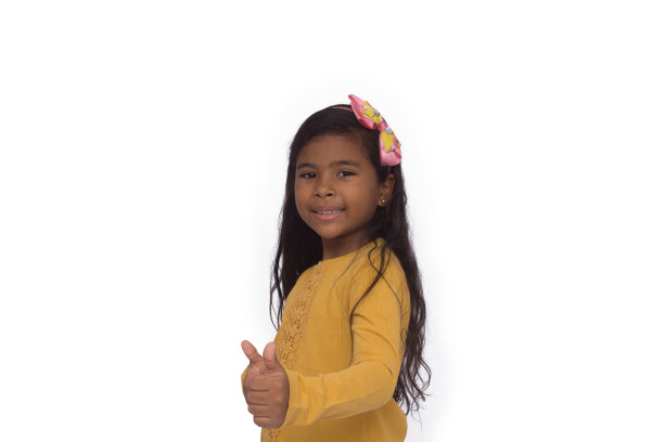 黑色女孩在黄色衬衫玩，照片与白色背景图片下载