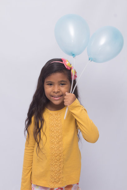 黑色女孩在黄色衬衫玩，照片与白色背景图片下载