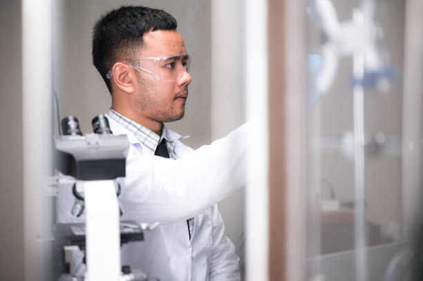 研究人员正在实验室里研究化学。图片下载