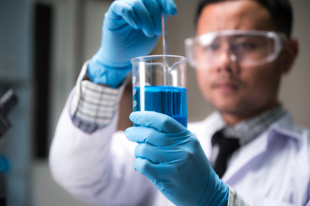 研究人员正在实验室里研究化学。图片下载