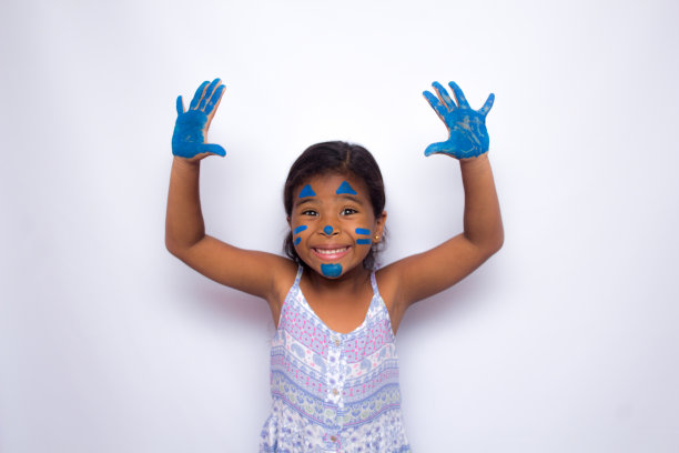 漂亮的小女孩，双手插在颜料里图片下载