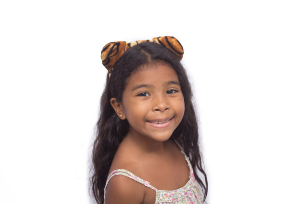 美丽女孩笑牙膏，孤立上白。图片下载