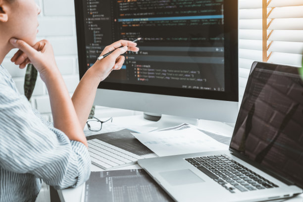 开发程序员开发网站设计和编码技术在家工作图片下载