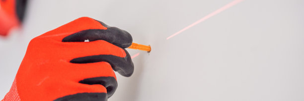 人拧一个螺丝进入墙上横幅，长格式图片下载