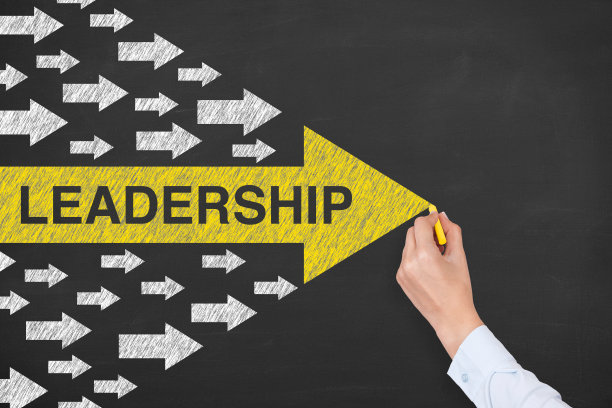 以黑板为背景的箭头领导概念图片下载