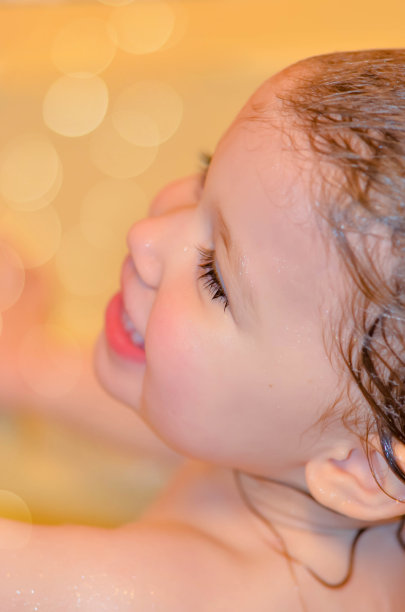 可爱的小女孩在洗澡图片下载