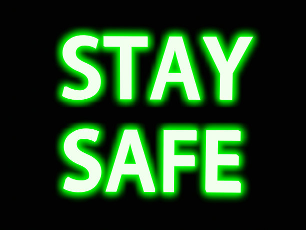 居家安全的绿色霓虹灯。荧光字母在黑色背景。3d文字效果和排版艺术。社交媒体和网络的3d渲染设计。图片下载