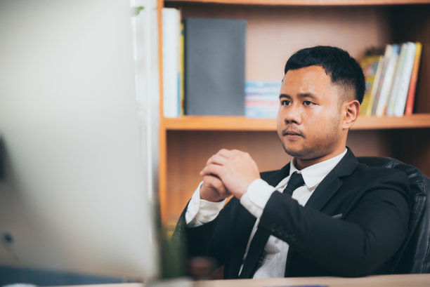 一个正在做案头计划的精明商人图片下载