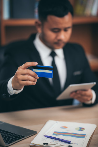 商务人士在工作中使用信用卡进行金融交易图片下载