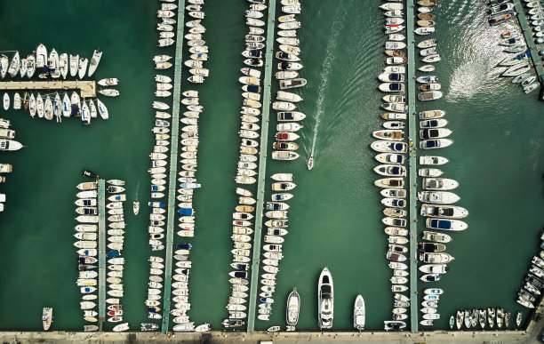 鸟瞰滨海湾令人惊叹的船只和游艇。日落时分美丽的港口图片下载