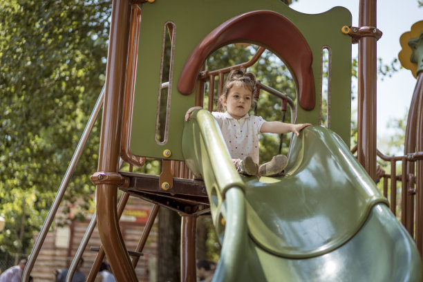 可爱的小女孩在操场上玩耍图片下载