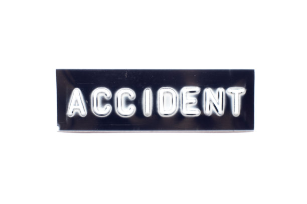 浮雕字母在单词事故在黑色旗帜上白色背景图片下载