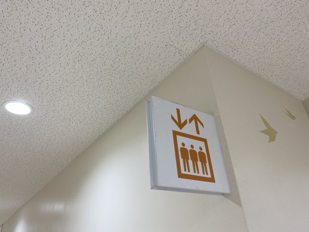 在日本引导电梯的显示器图片下载