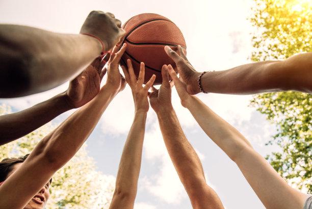 多民族朋友捧篮球素材图片