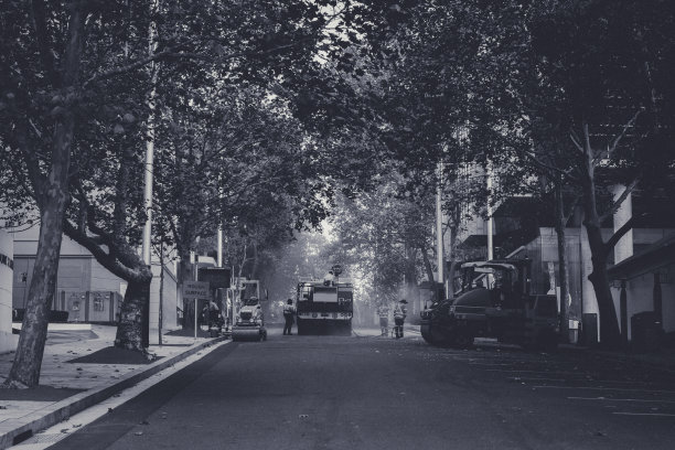 城市街道上的道路维修。图片下载