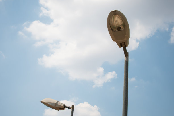 蓝色天空背景下的路灯杆子图片下载