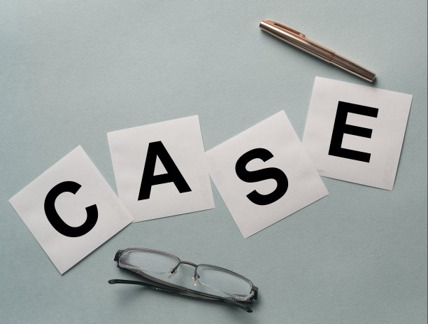 word CASE写在白色贴纸上，笔记，眼镜和笔在灰蓝色的桌子上。商业和法庭概念图片下载