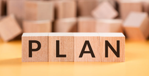 立方体与一个信息计划的背景模糊的立方体图片下载