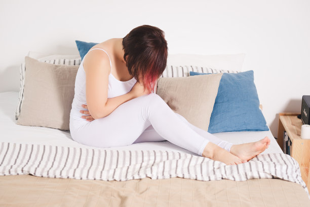 在家头痛的妇女图片下载