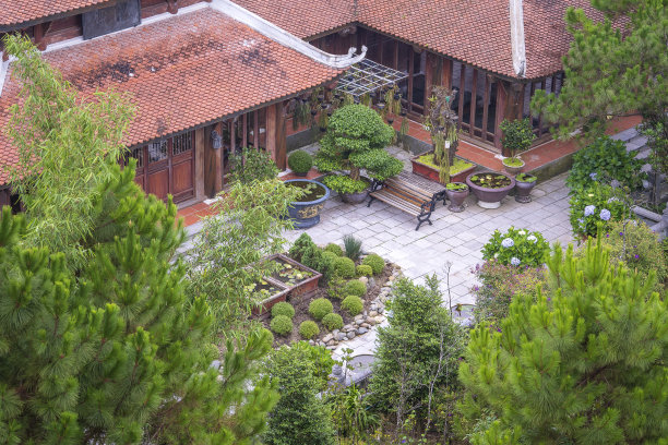 越南岘港旅游景点巴纳山的佛教寺院和庭院花园的花卉和盆景图片下载