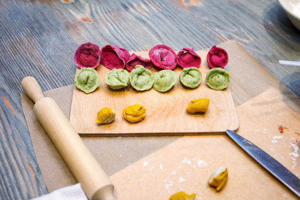 烹饪课,烹饪。食与人理念，造型五彩缤纷的饺子或肉馅饺子，民族传统食品，创意色彩菜单图片下载