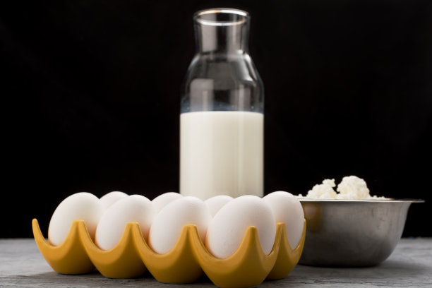 牛奶，鸡蛋，白软干酪早餐在黑暗的背景图片下载