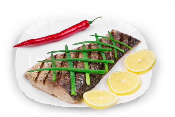 烤鱼片配蔬菜。图片下载