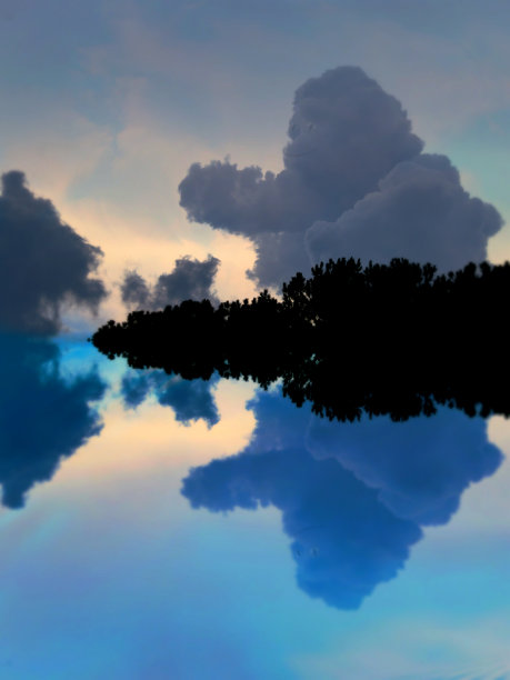 云形成反射湖图片下载