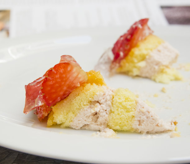 草莓蛋糕，海绵蛋糕和杏仁图片下载