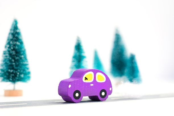 木车在纸路上，在白色背景的冷杉上。乡村道路交通图片下载