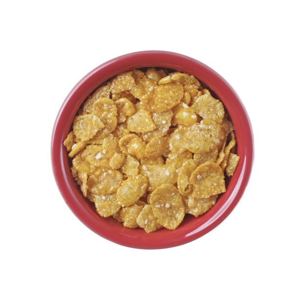 红色碗里的玉米片孤立在白色背景上。前视图。图片下载