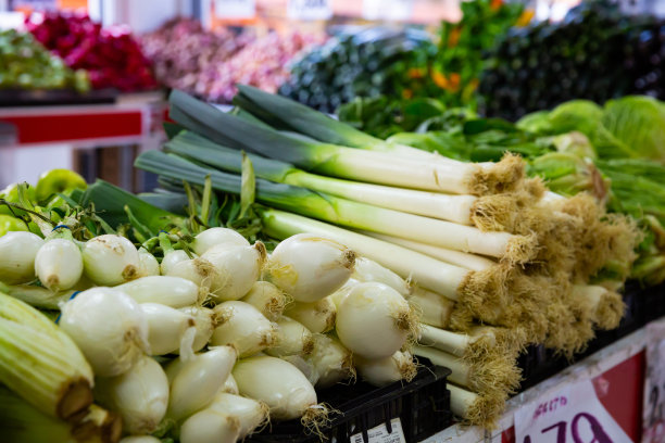 市场柜台上的大葱和韭菜图片下载