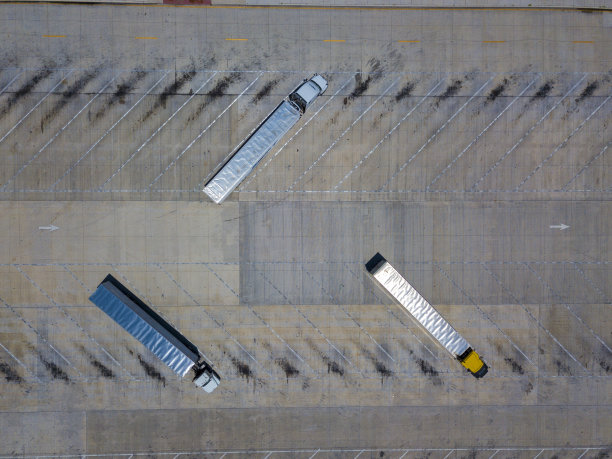 停车场里的卡车图片下载