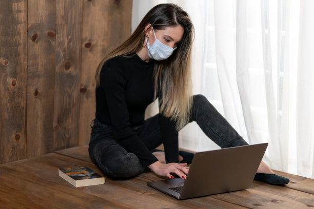 这是一个在遥远的家乡继续工作的女人的肖像图片下载