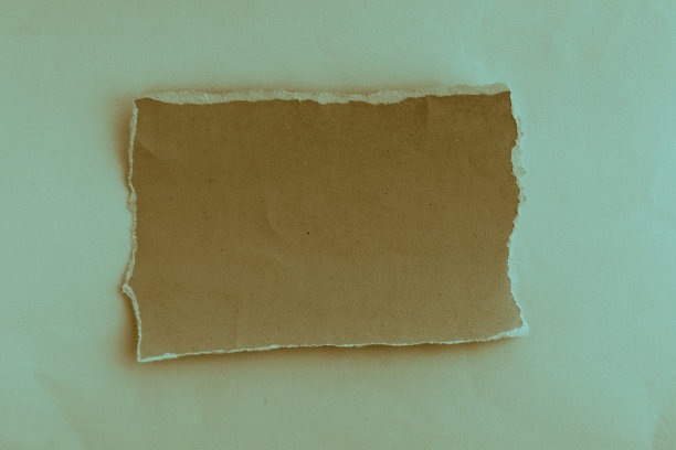 白色背景上撕破的旧牛皮纸图片下载