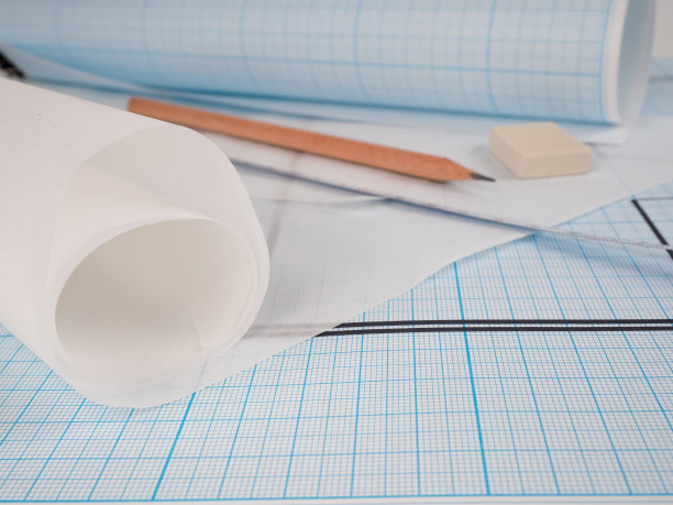 建筑图纸为公寓的布局设计，毫米纸，描图纸一卷一卷和铅笔图片下载