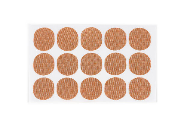 白色背景上的磁性医疗圆斑图片下载