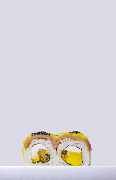 寿司卷与牛油果日本料理自制食物摄影在白色背景海报概念垂直格式的图片与空白的复制空间为您的文字这里图片下载