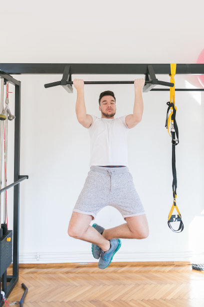 在体育馆训练的年轻人图片下载