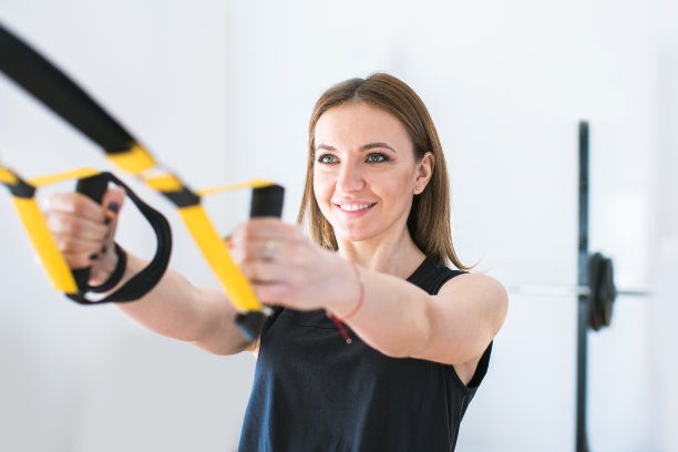 年轻女子在健身房训练的肖像图片下载